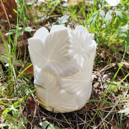 Lilla smal glaserad smultronljuslyckta med smörblommablad.jpg