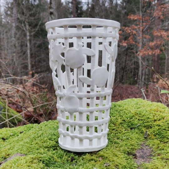 Mellan smal spjälkruka med äpplen.jpg