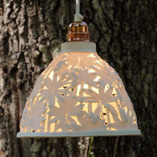 Naturlampskärm med lupinblad på stjälk.jpg