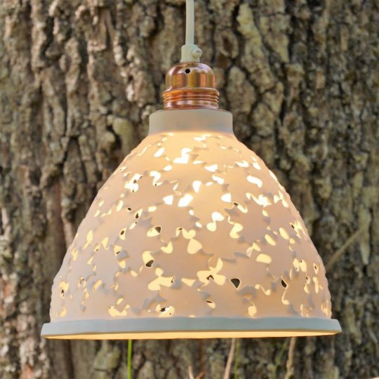 Naturlampskärm med stiliserede lönblad.jpg