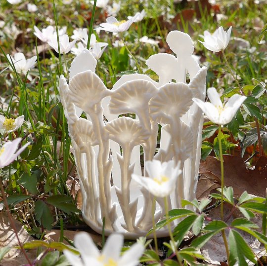 Mellan hurricane ljuslykta med tussilagoblommor (2).jpg